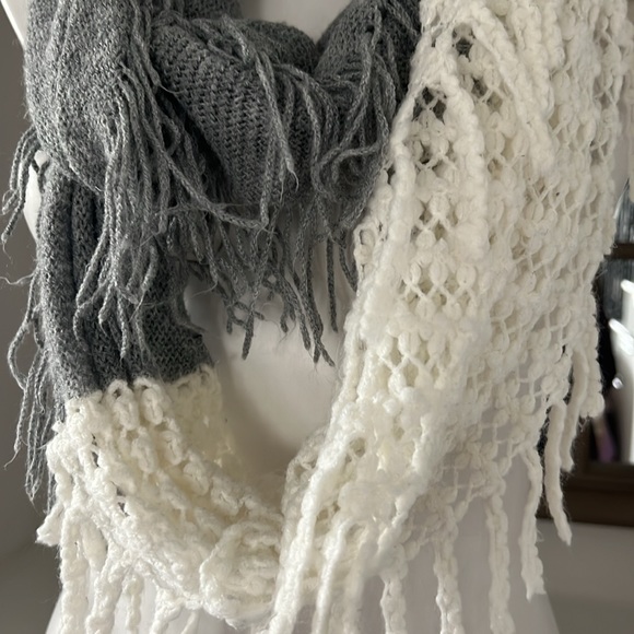 CL Infinity Crochet-Knit Scarf in White & Grey - Picture 2 of 3